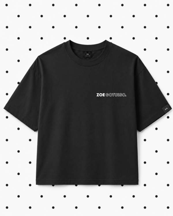 Remera Detalles b/n Remera Zoe Gotusso.